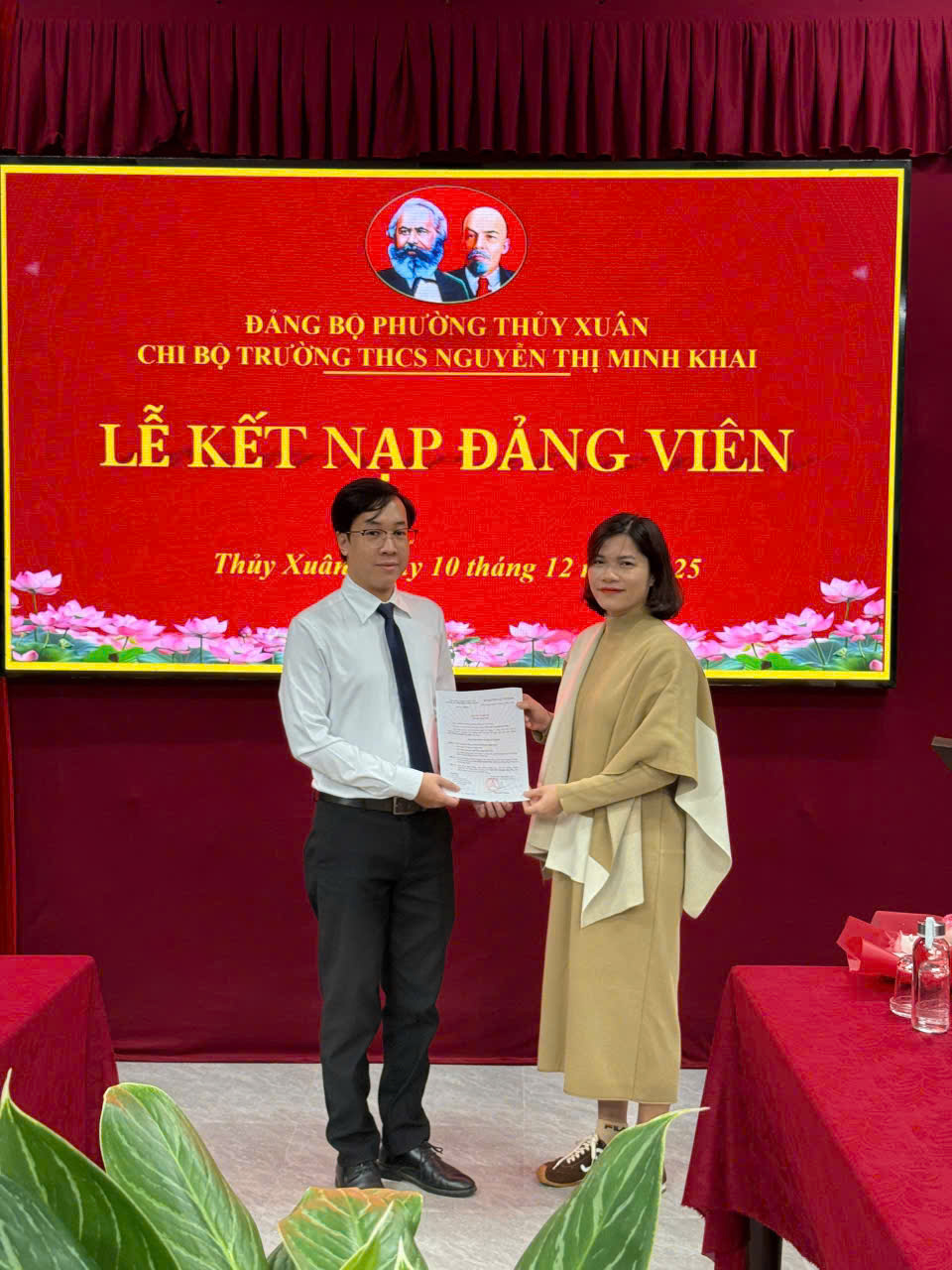 CHI BỘ TRƯỜNG THCS NGUYỄN THỊ MINH KHAI TỔ CHỨC LỄ KẾT NẠP ĐẢNG VIÊN MỚI